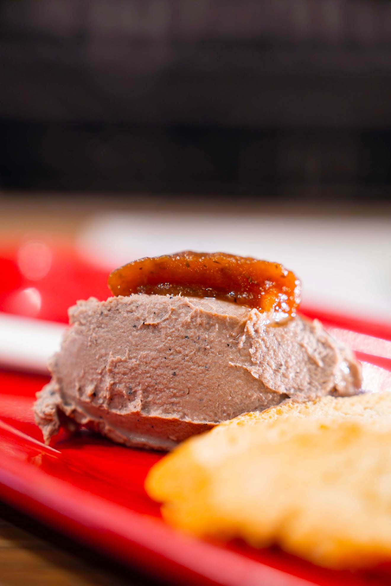Paté casero de ave con confitura de tomate y tostitas de la casa