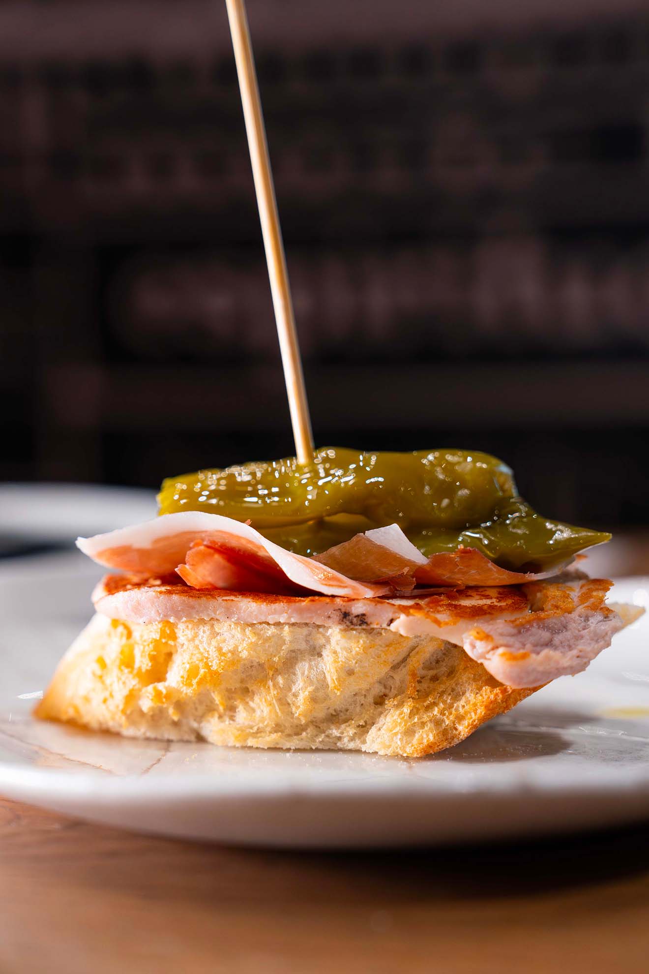 Serranito caliente con lomo, jamón y pimiento