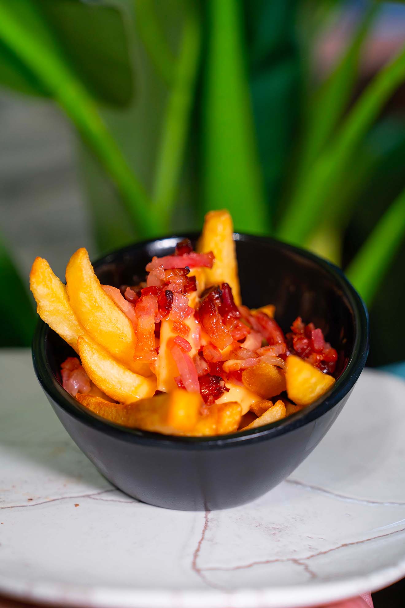 Patatas al estilo d’platos con mahonesa de la casa y bacon crunchy